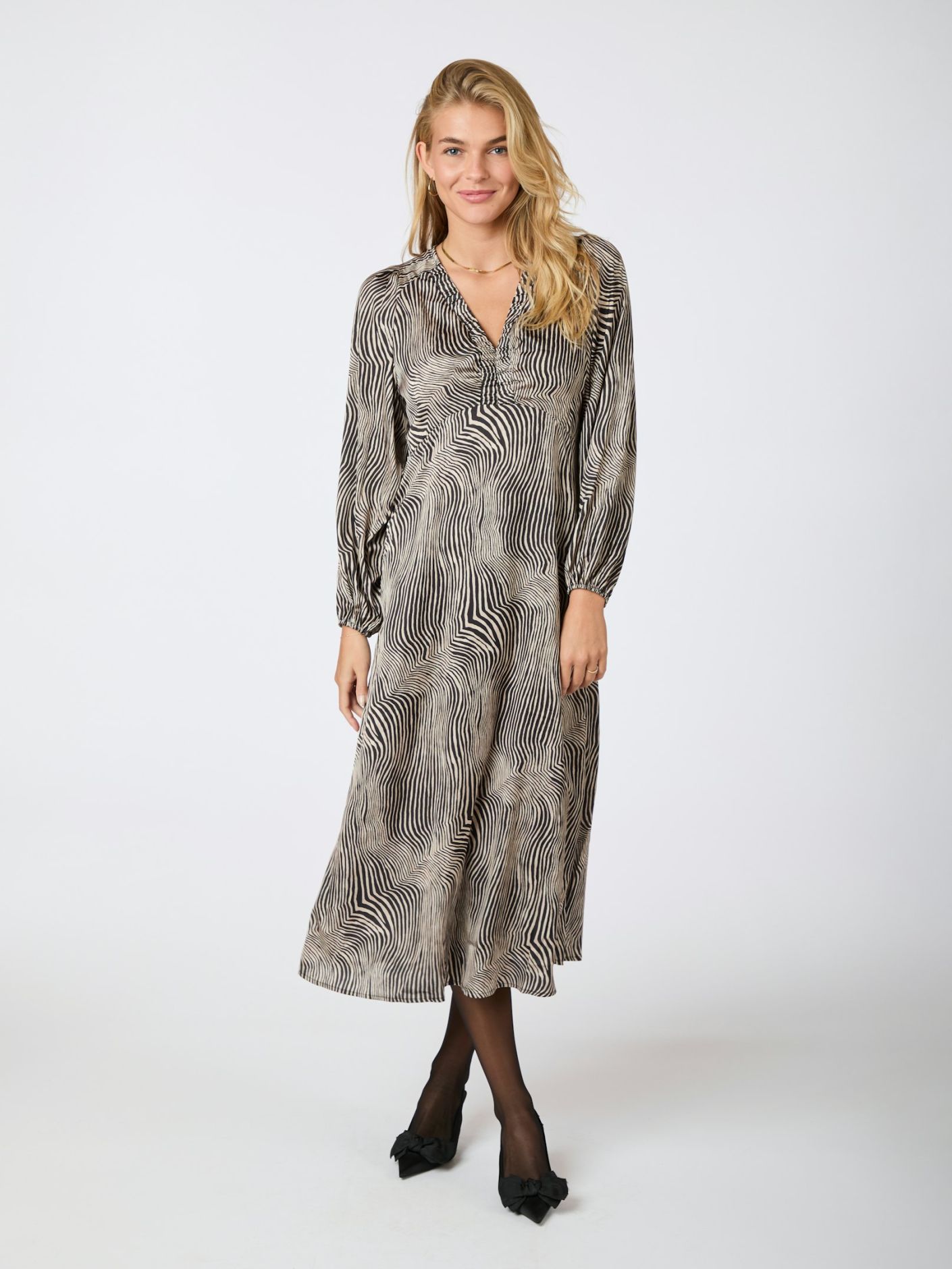 NEO NOIR KLÄNNING ISOBEL FLOATING WAVE DARK SAND_93482.jpg