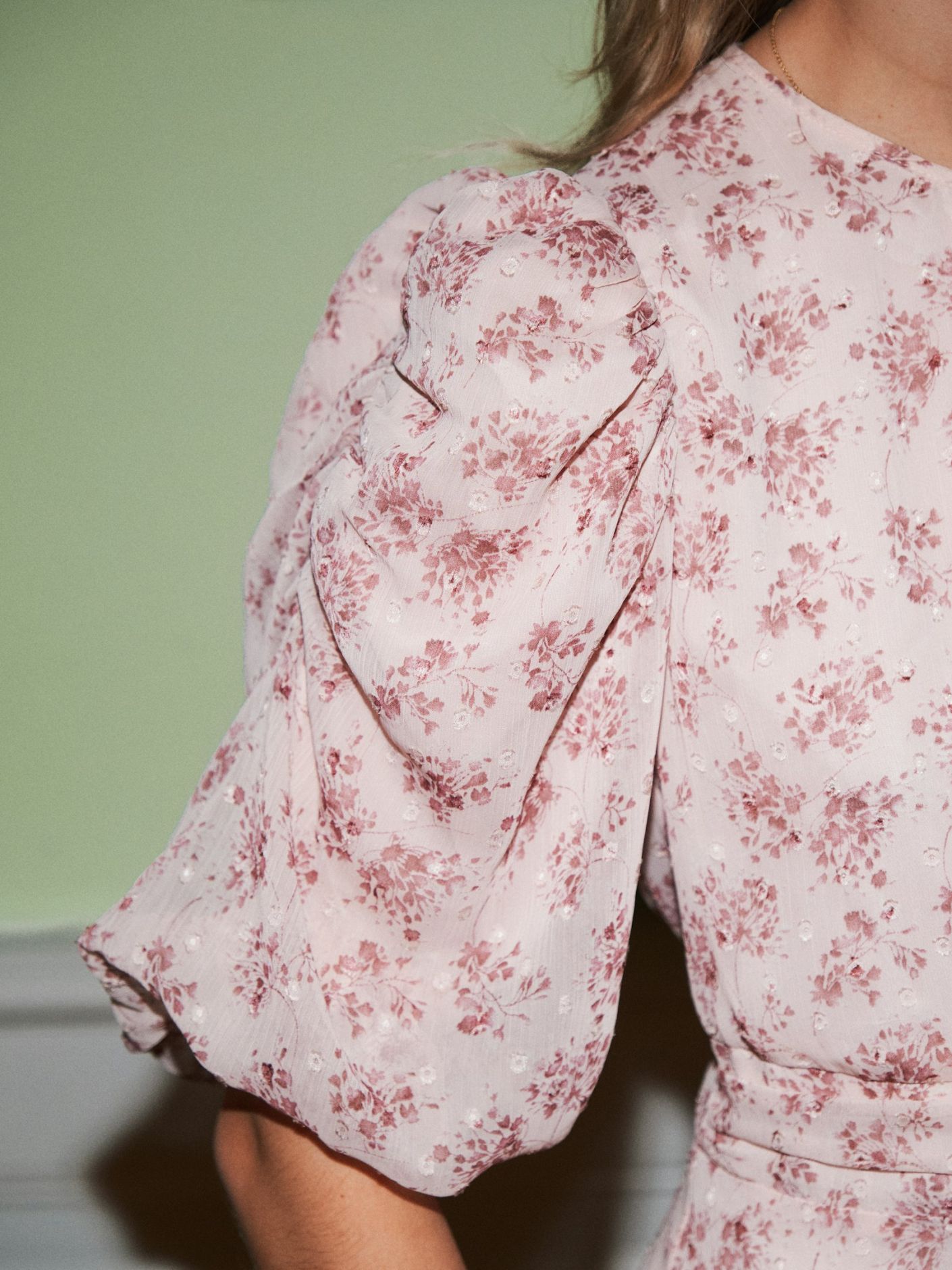NEO NOIR KLÄNNING KIKKA CHIFFON FLOWER ROSE_107349.jpg