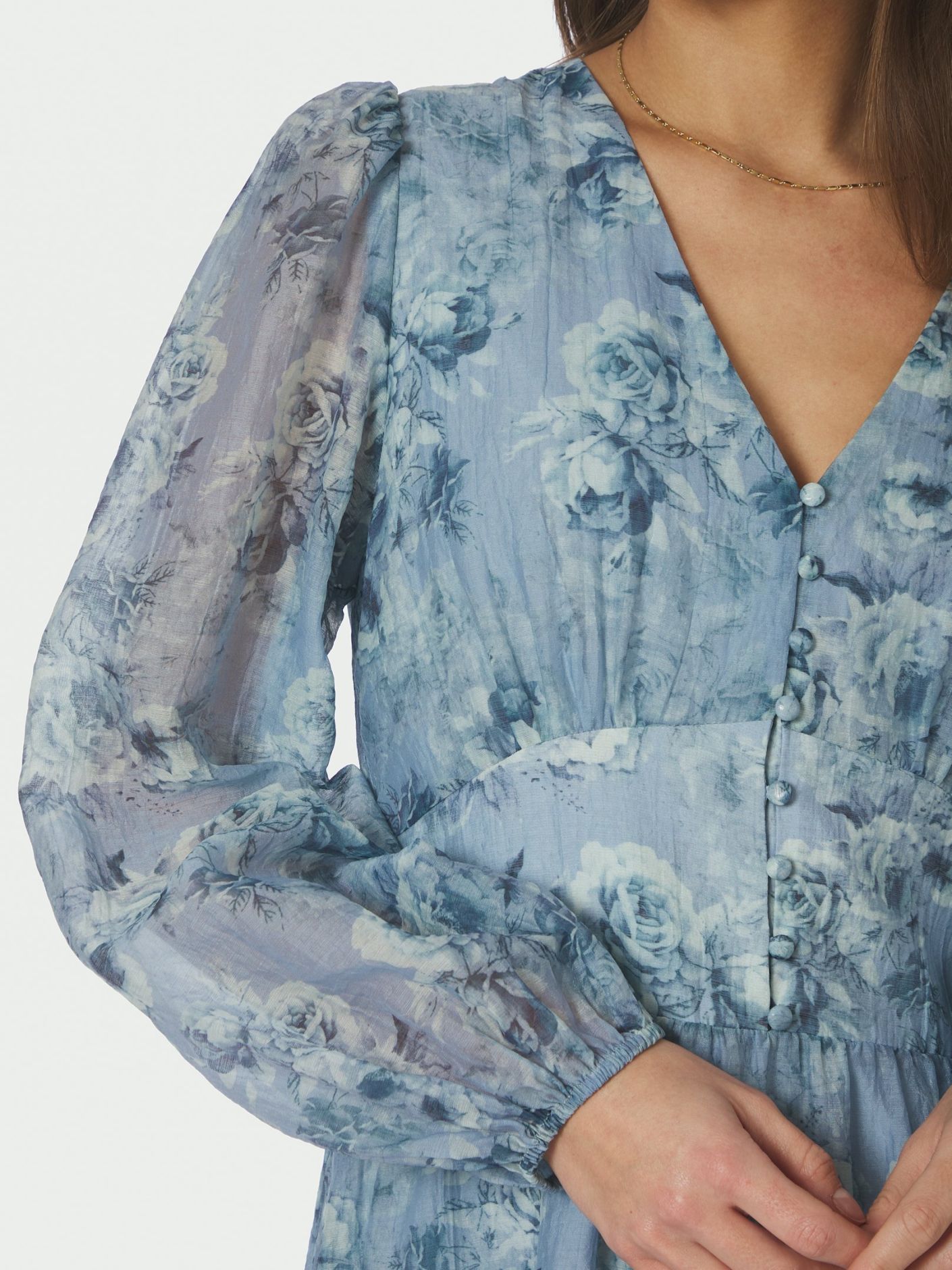 NEO NOIR KLÄNNING MABELLA CREPE DUSTY BLUE_110695.jpg