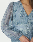 NEO NOIR KLÄNNING MABELLA CREPE DUSTY BLUE_110695.jpg