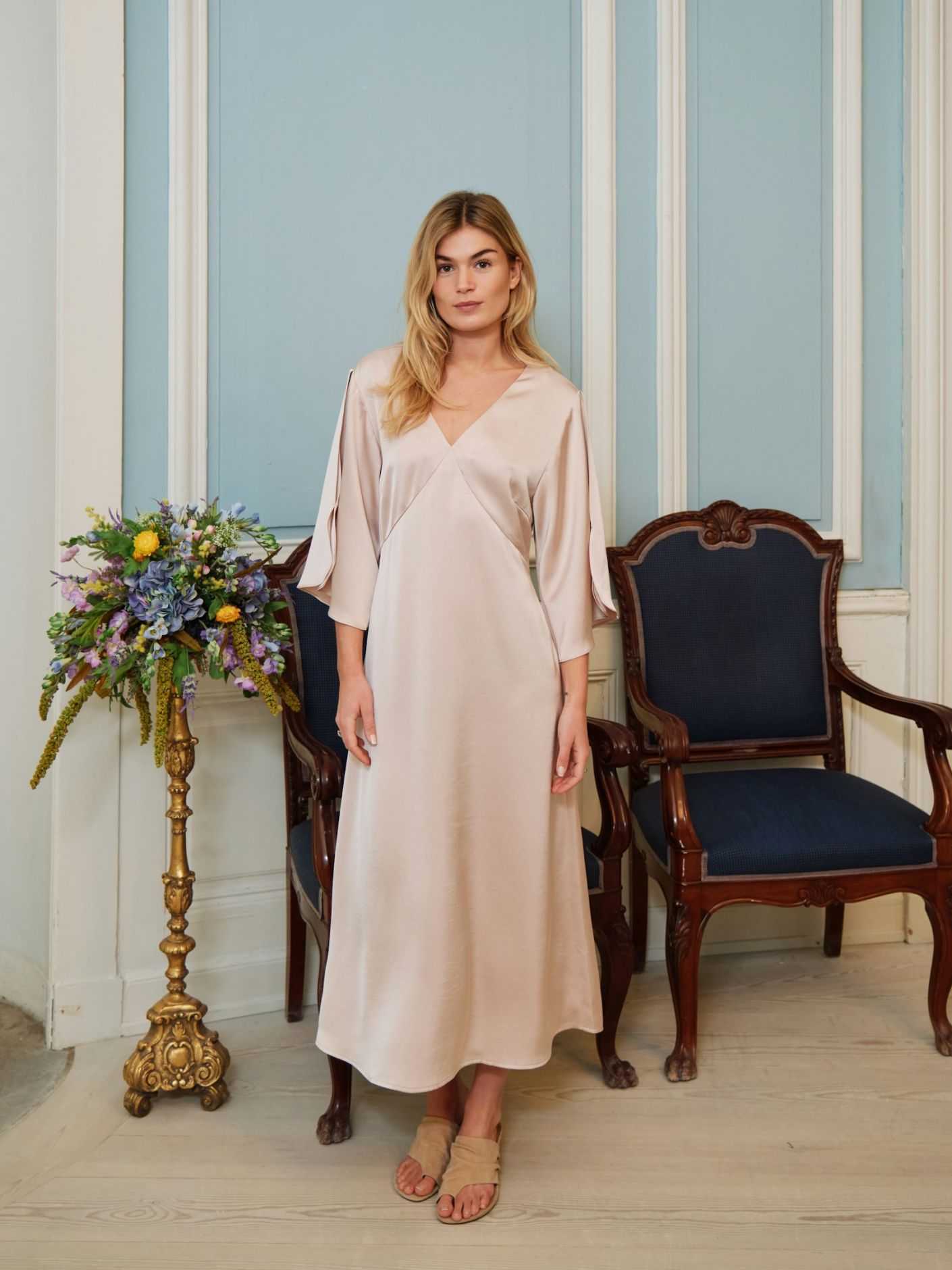 NEO NOIR KLÄNNING REMARA HEAVY SATEEN CHAMPAGNE_107364.jpg