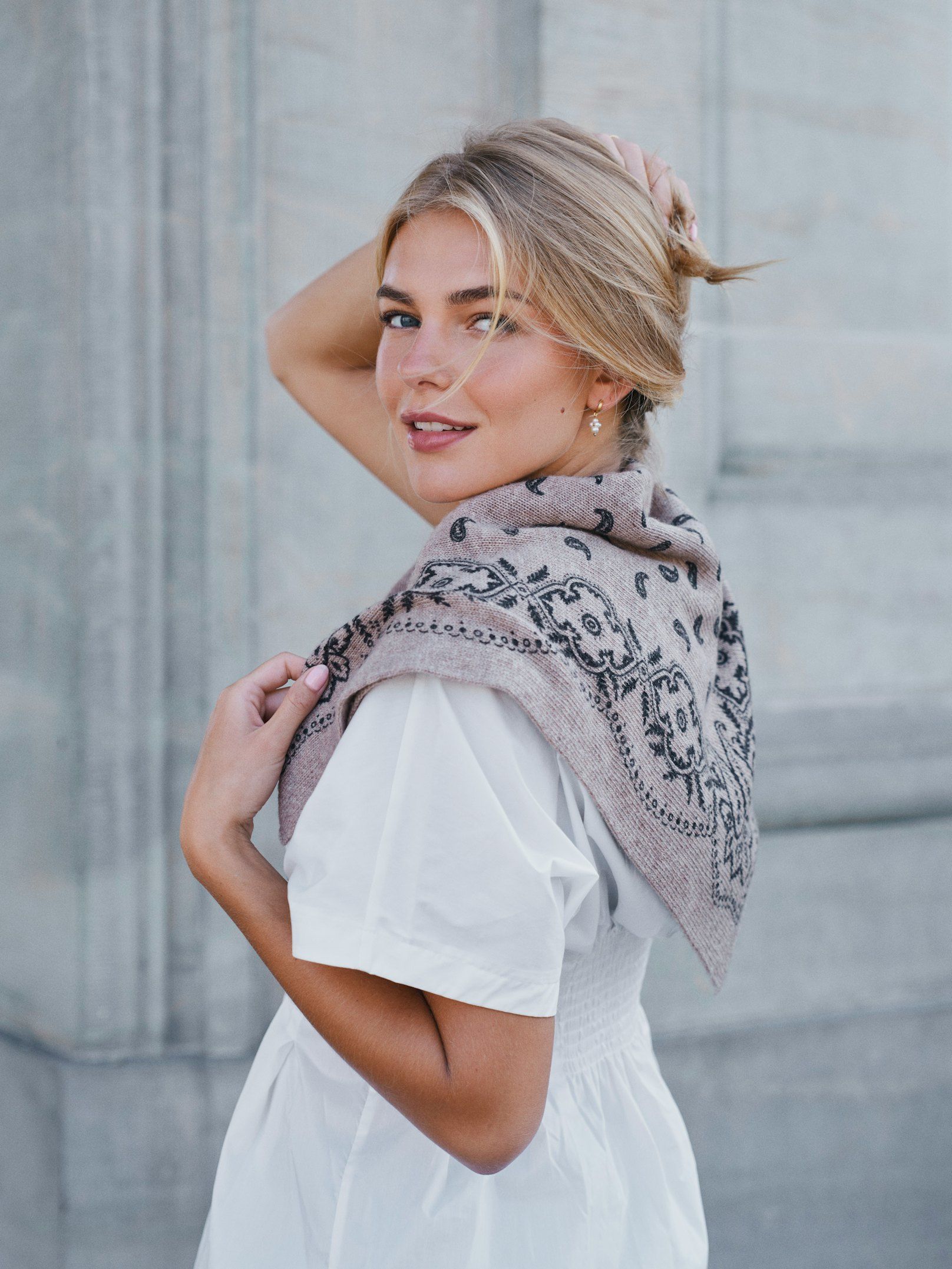 NEO NOIR SJAL ADELINA PAISLEY KNIT BEIGE MELANGE_111974.jpg