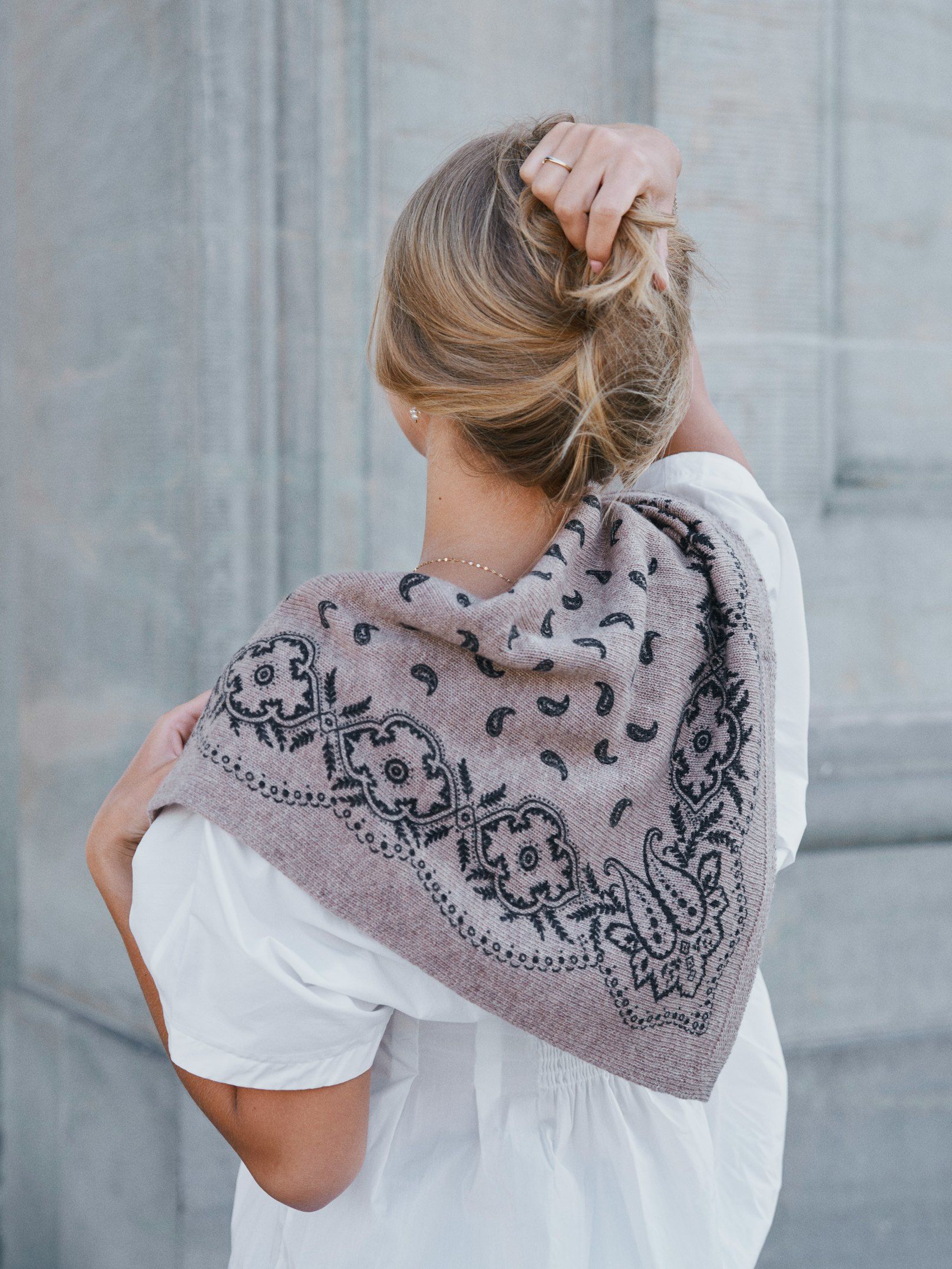 NEO NOIR SJAL ADELINA PAISLEY KNIT BEIGE MELANGE_111975.jpg