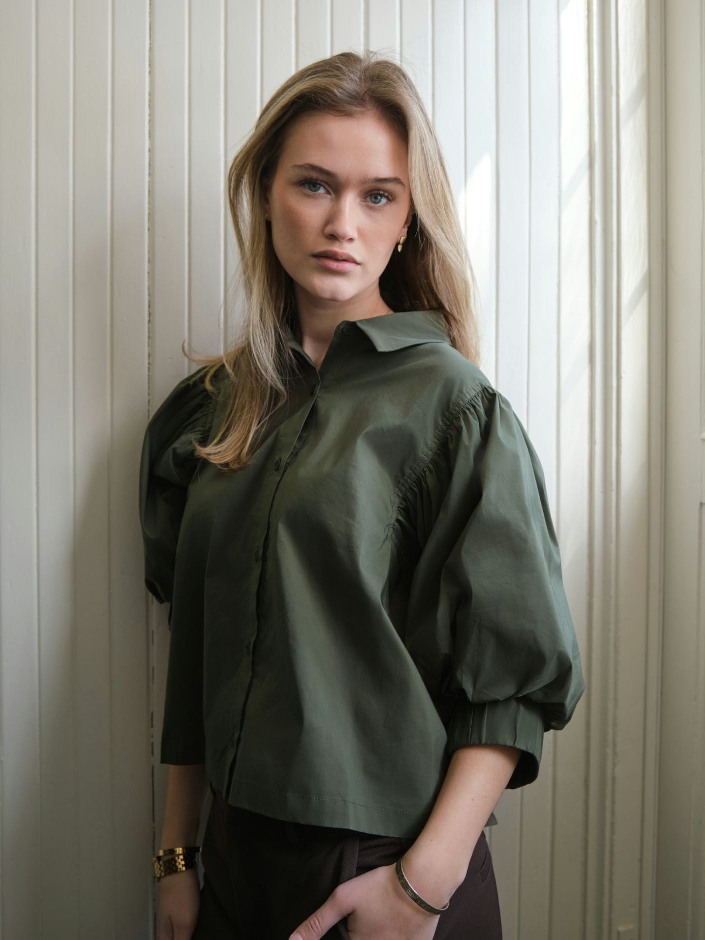 NEO NOIR SKJORTA ETTA POPLIN ARMY_109580.jpg