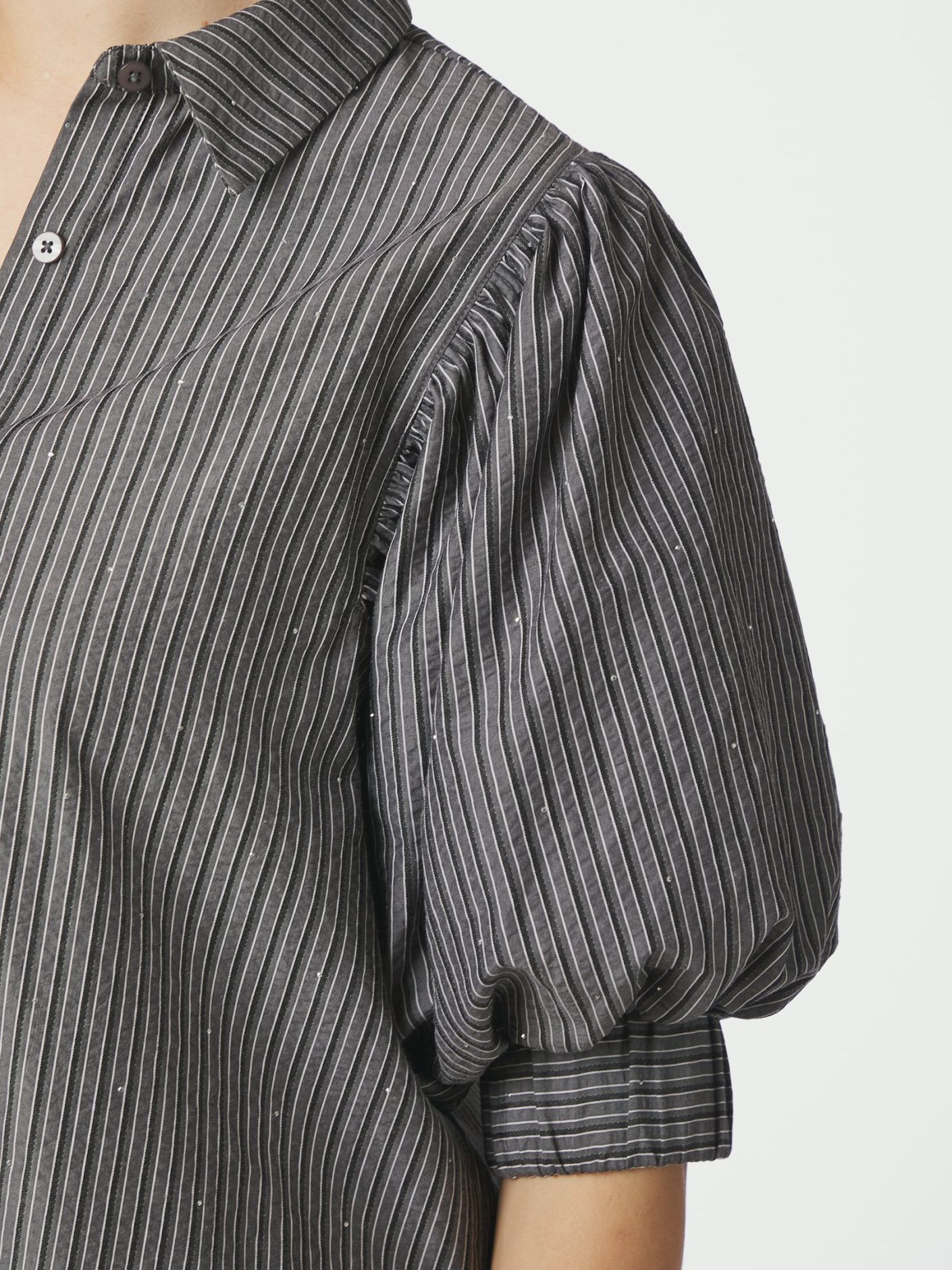 NEO NOIR SKJORTA ETTA STRIPE DARK GREY_112905.jpg