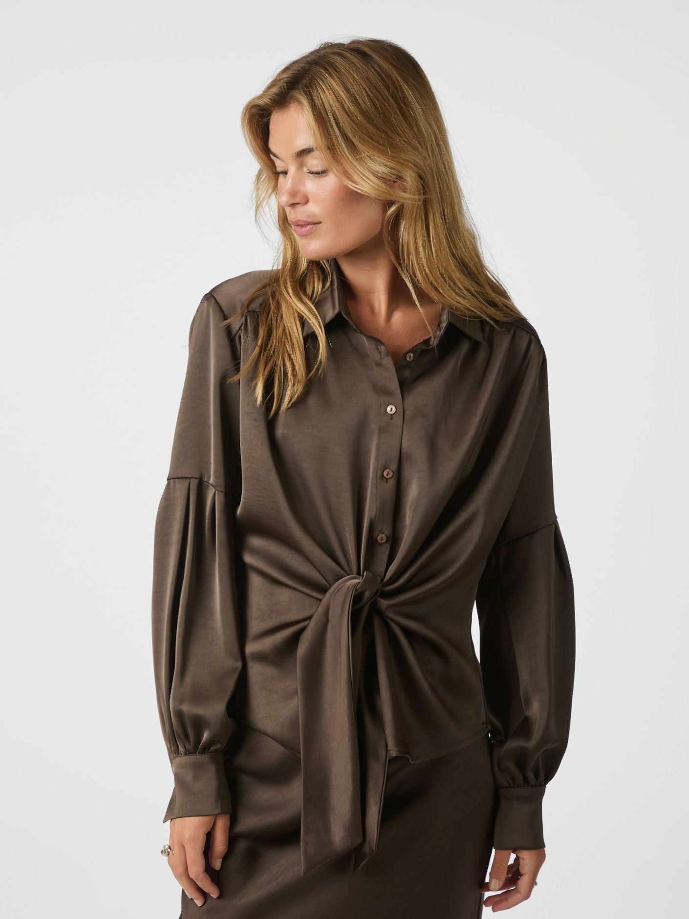 NEO NOIR SKJORTA NAJA DARK BROWN_100774.jpg