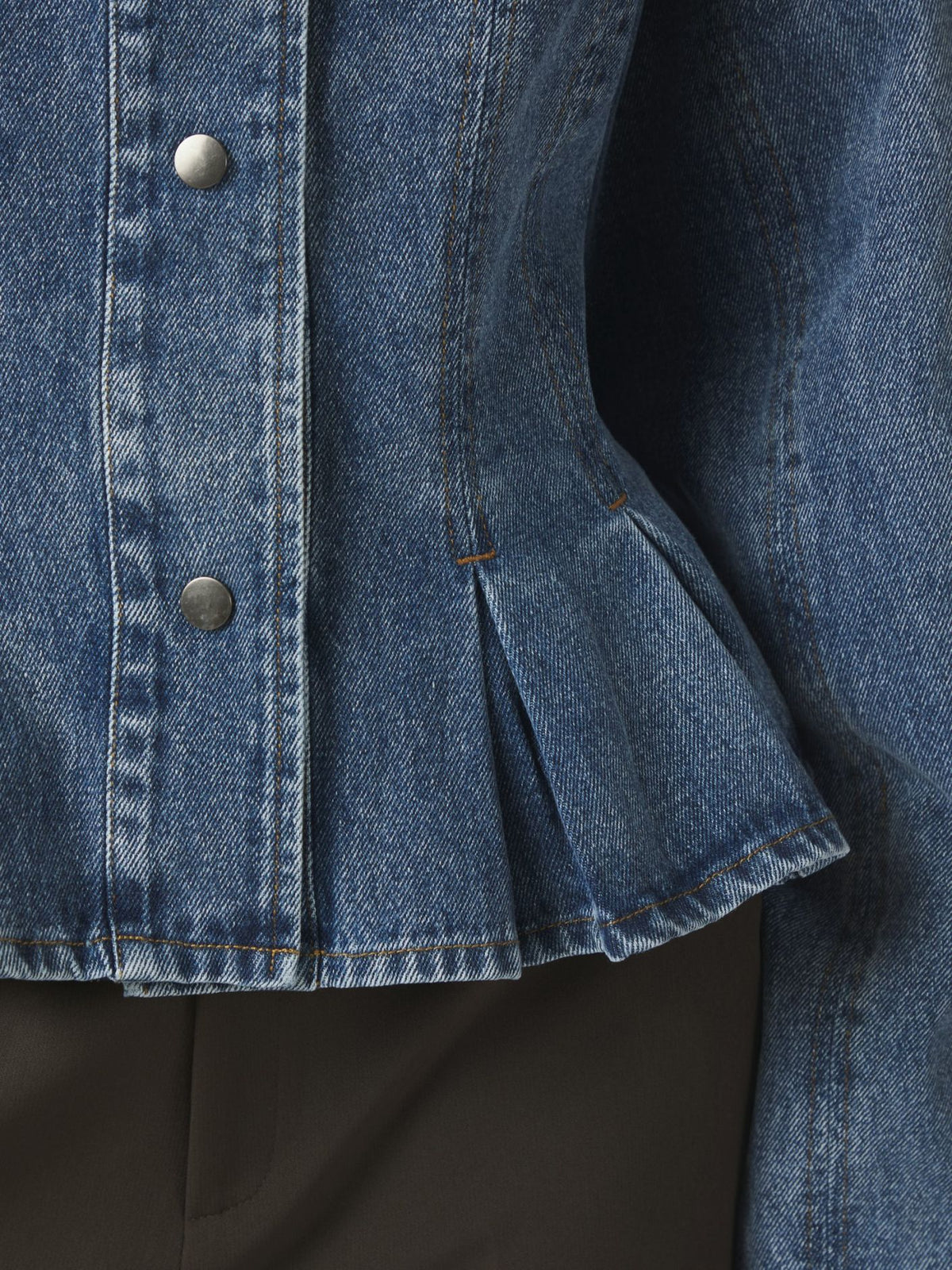 NEO NOIR SKJORTA RIVORA DENIM PEPLUM BLUE_114536.jpg