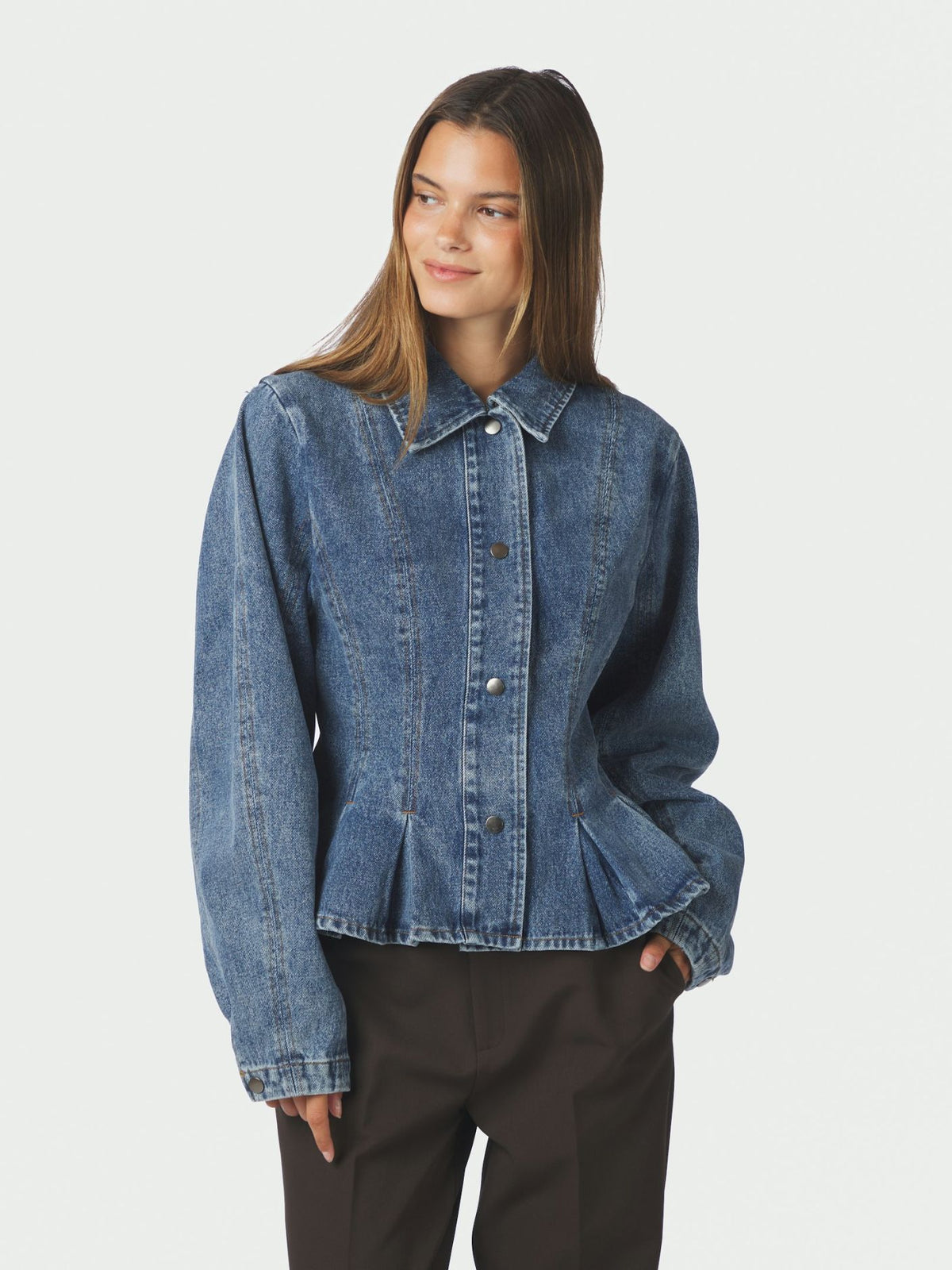 NEO NOIR SKJORTA RIVORA DENIM PEPLUM BLUE_114538.jpg