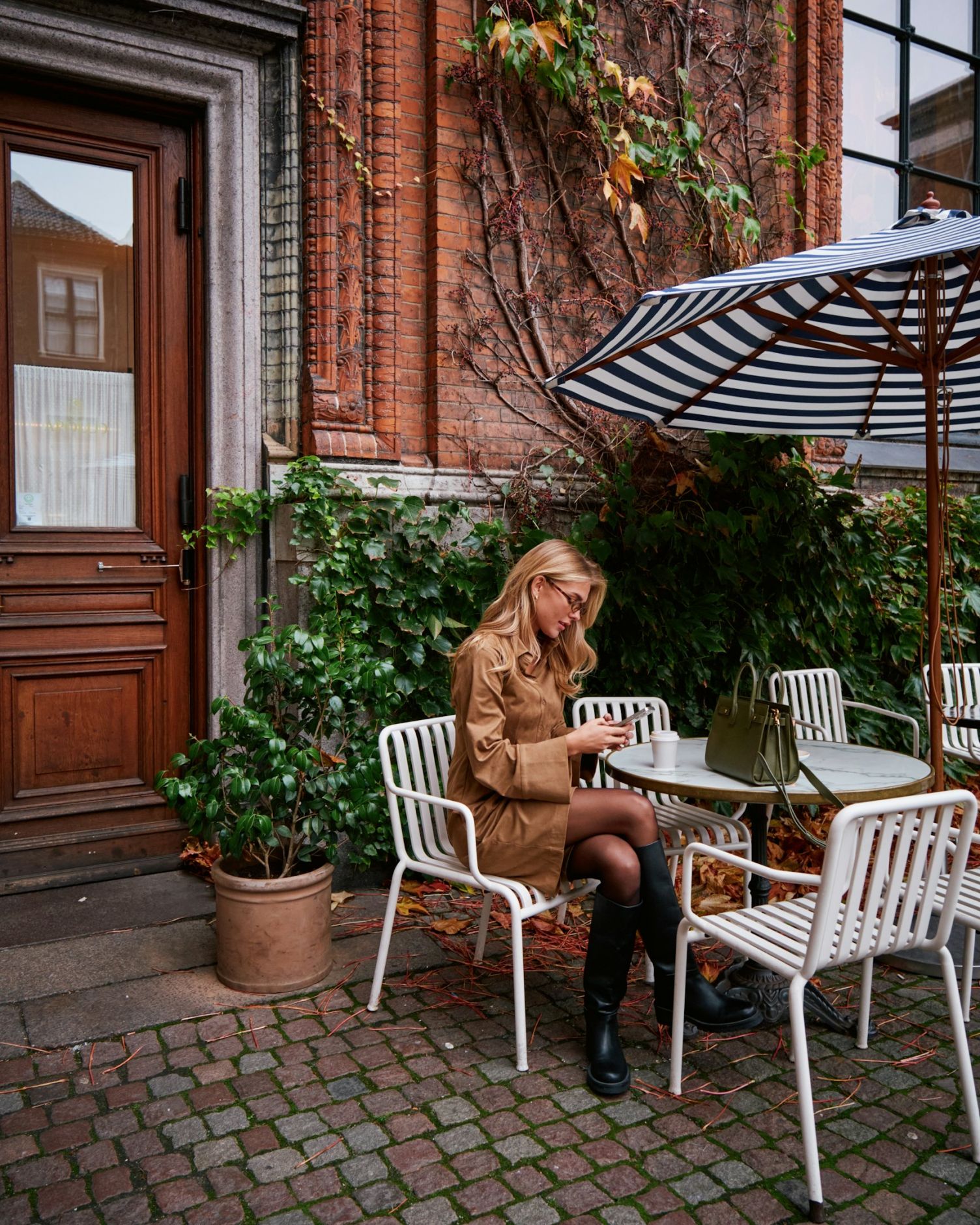 NEO NOIR SKJORTA ROSA FAUX SUEDE COGNAC_94590.jpg