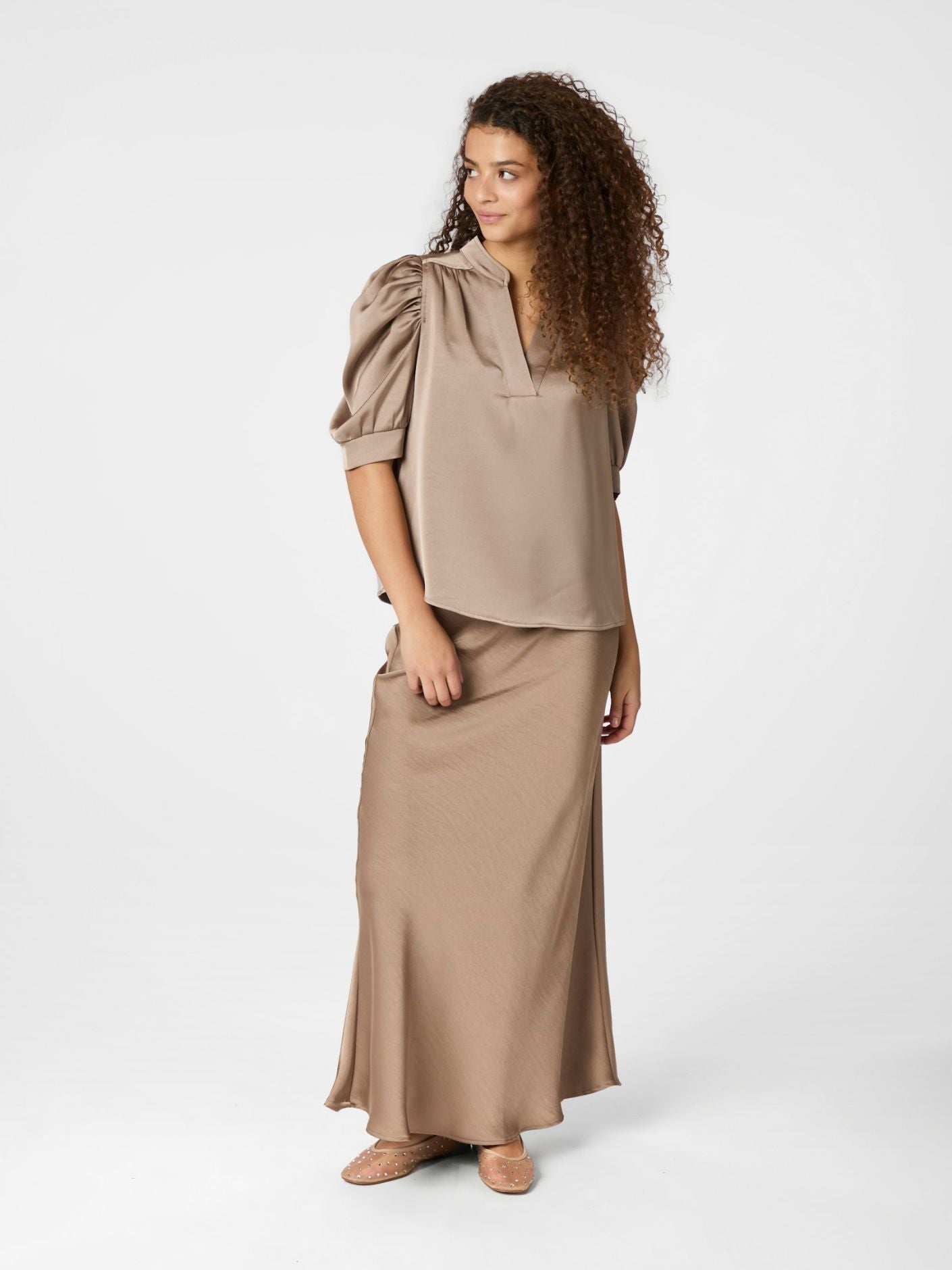NEO NOIR TOPP ROELLA DARK TAUPE_95028.jpg