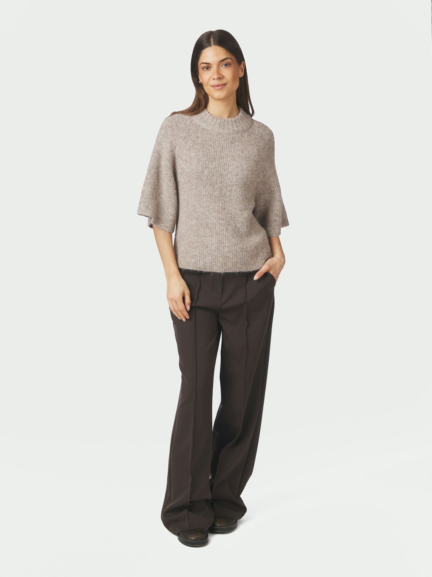 NEO NOIR TRÖJA BANDI FLUFFY KNIT BEIGE MELANGE_112564.jpg