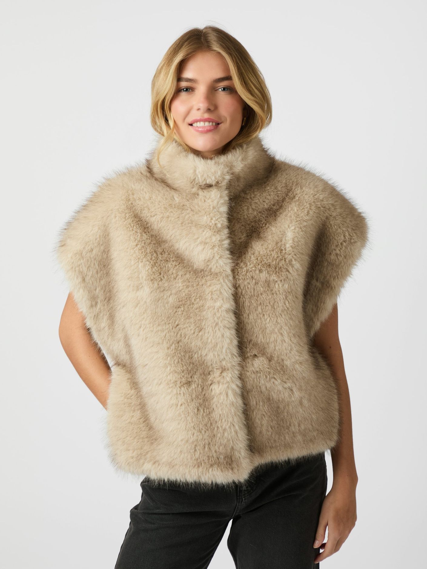 NEO NOIR VÄST KEVINI FAUX FUR BEIGE_101297.jpg