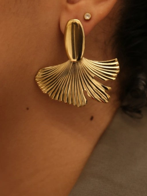 ÖRHÄNGEN MODERN PLEATED FAN GOLD_105922.jpg