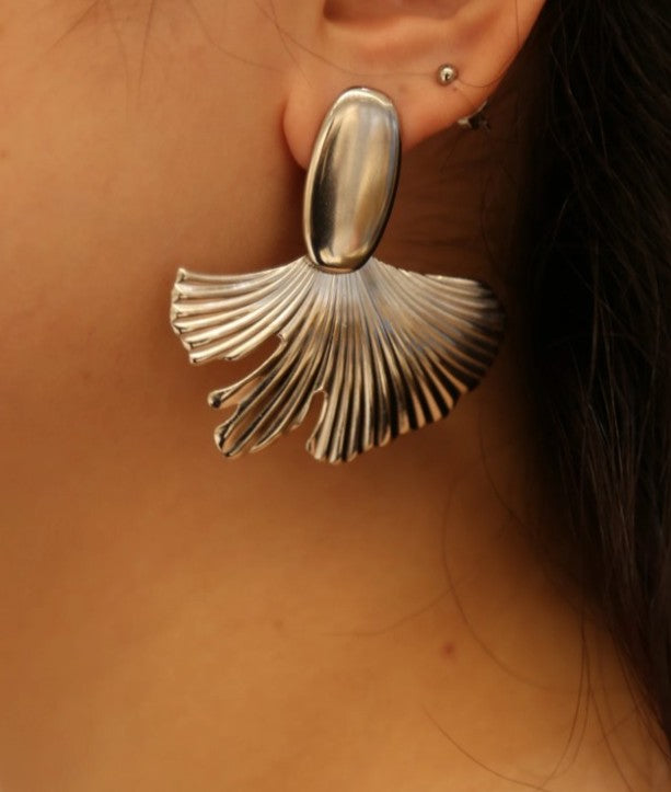 ÖRHÄNGEN MODERN PLEATED FAN SILVER_105923.jpg