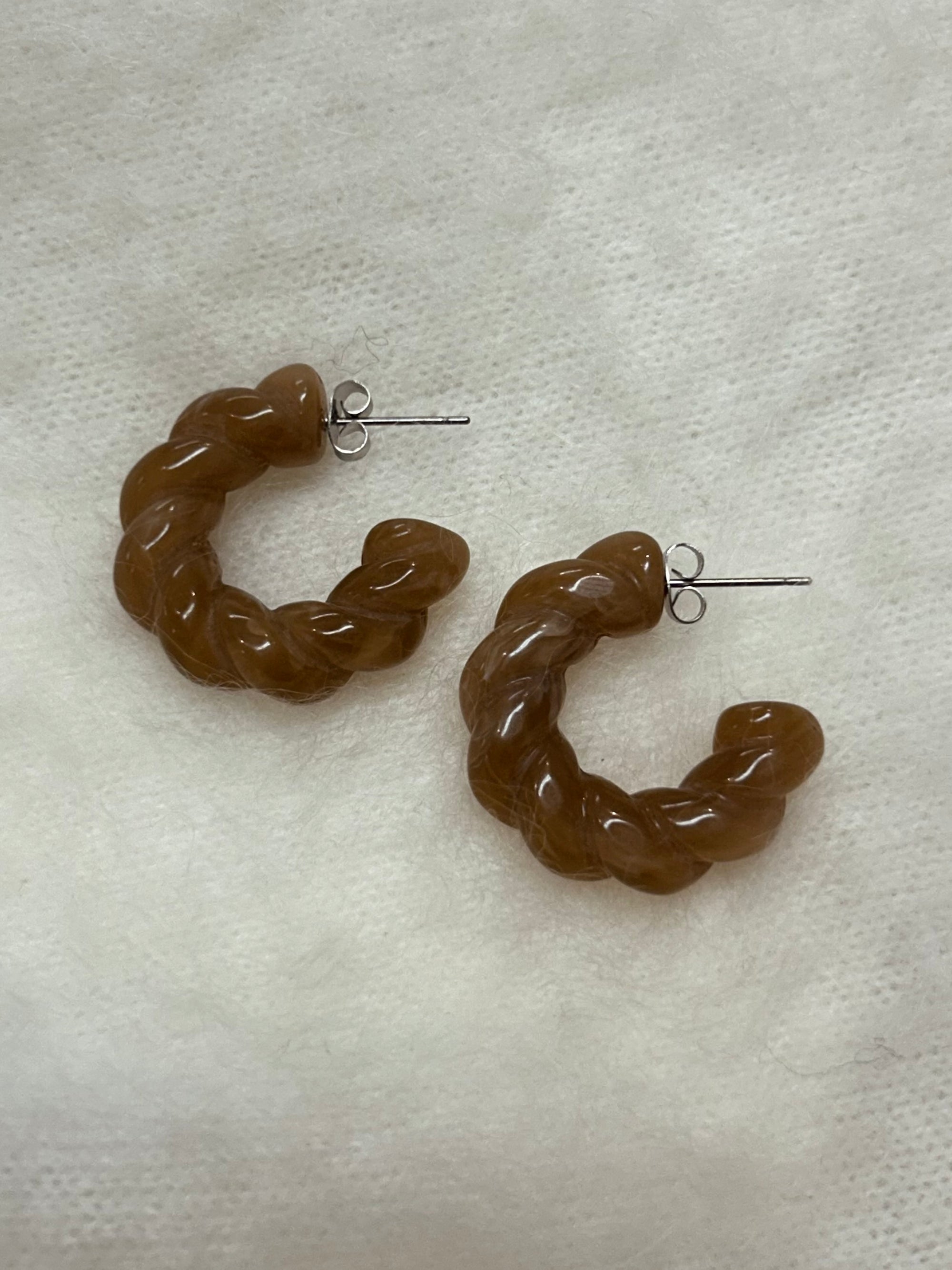 ÖRHÄNGEN TWIST HOOP BEIGE_108625.jpg