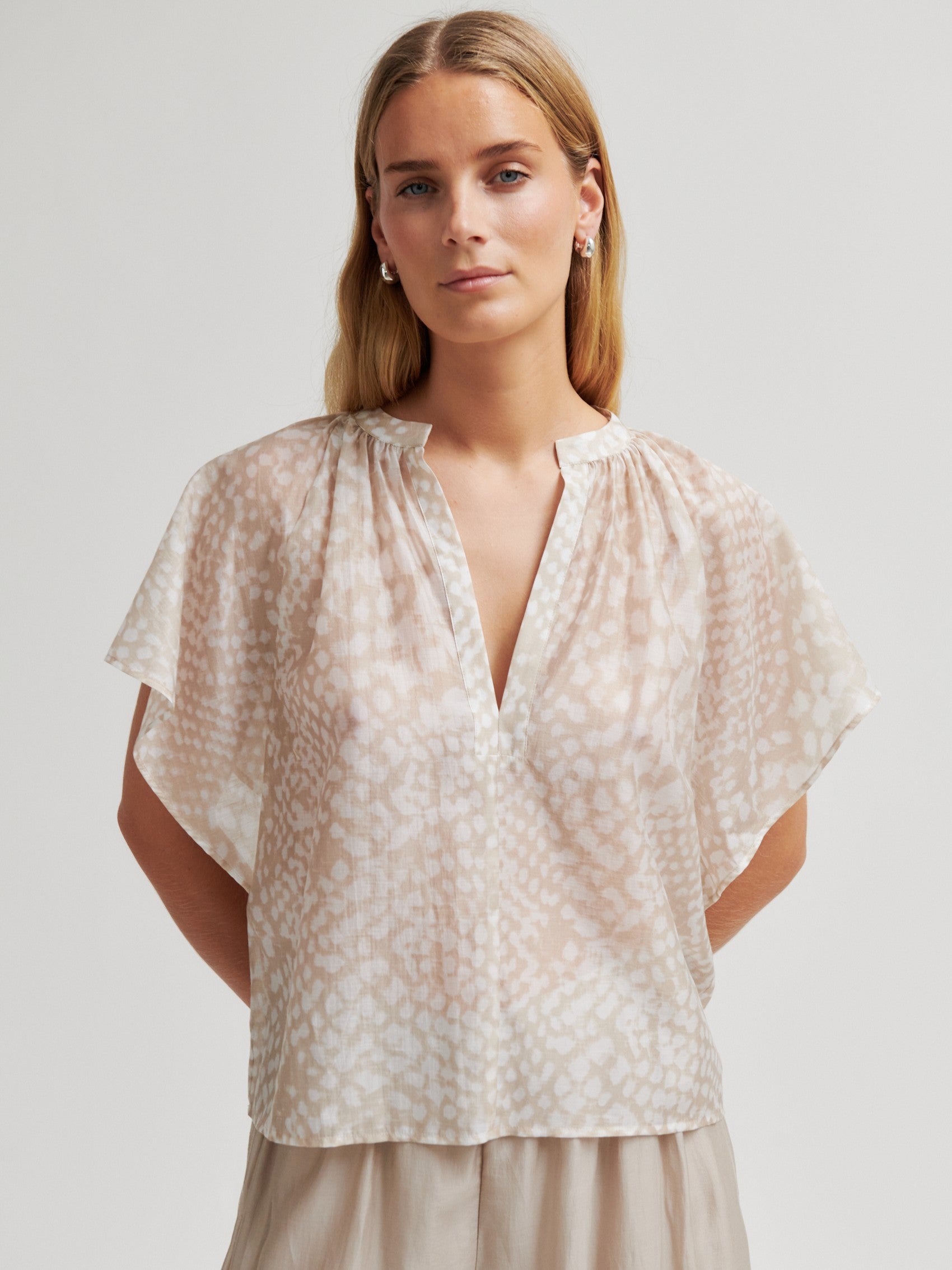 SECOND FEMALE BLUS SHADES PLAZA TAUPE_110179.jpg
