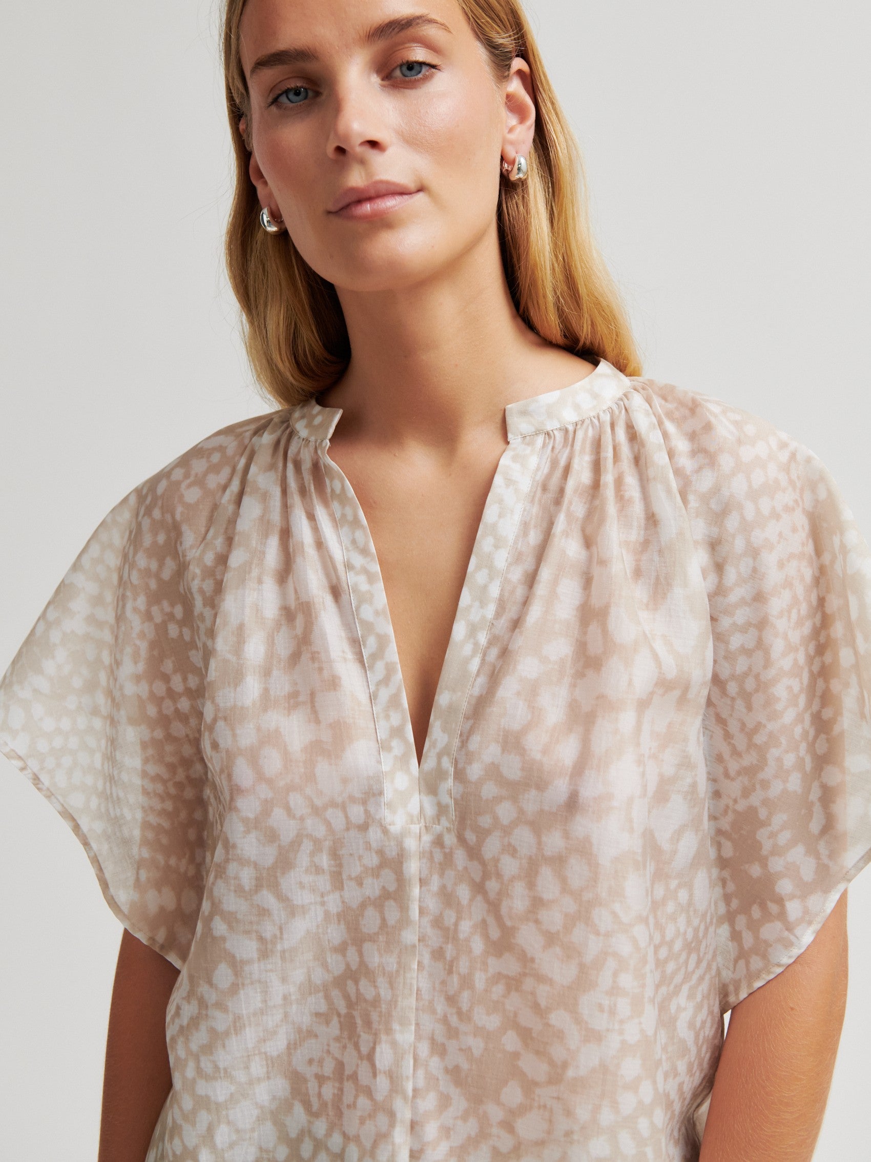 SECOND FEMALE BLUS SHADES PLAZA TAUPE_110181.jpg