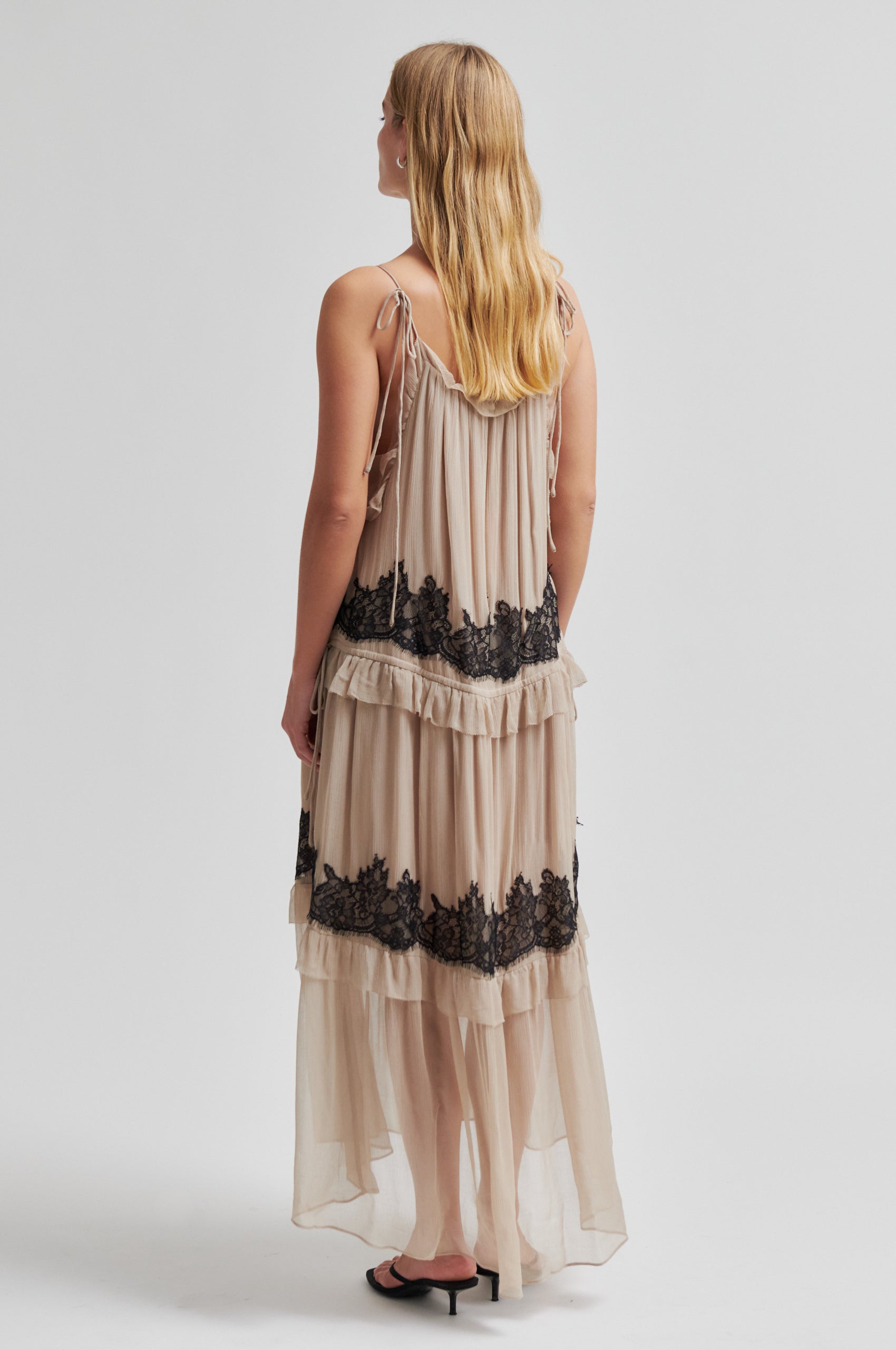 SECOND FEMALE KLÄNNING LYNDA MAXI PLAZA TAUPE_110163.jpg