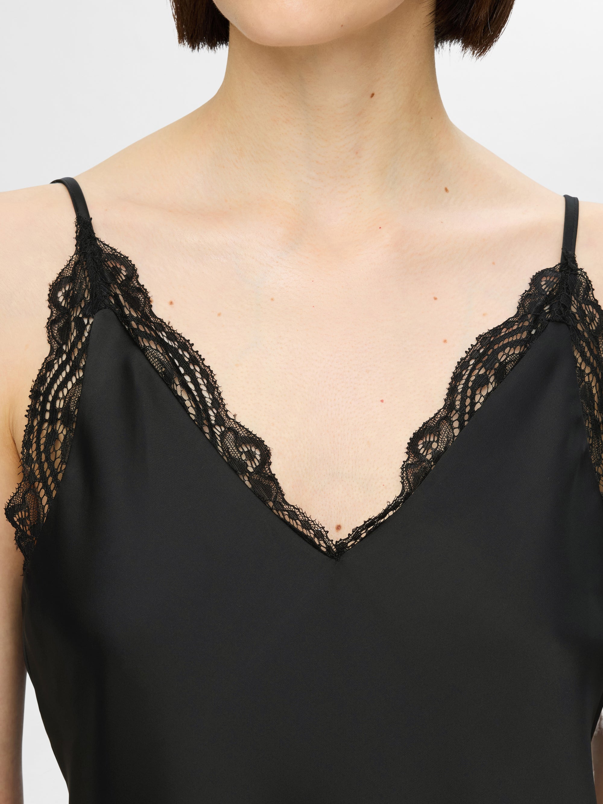 SELECTED FEMME TOPP ALENA LACE TRIM STRAP BLACK_110595.jpg