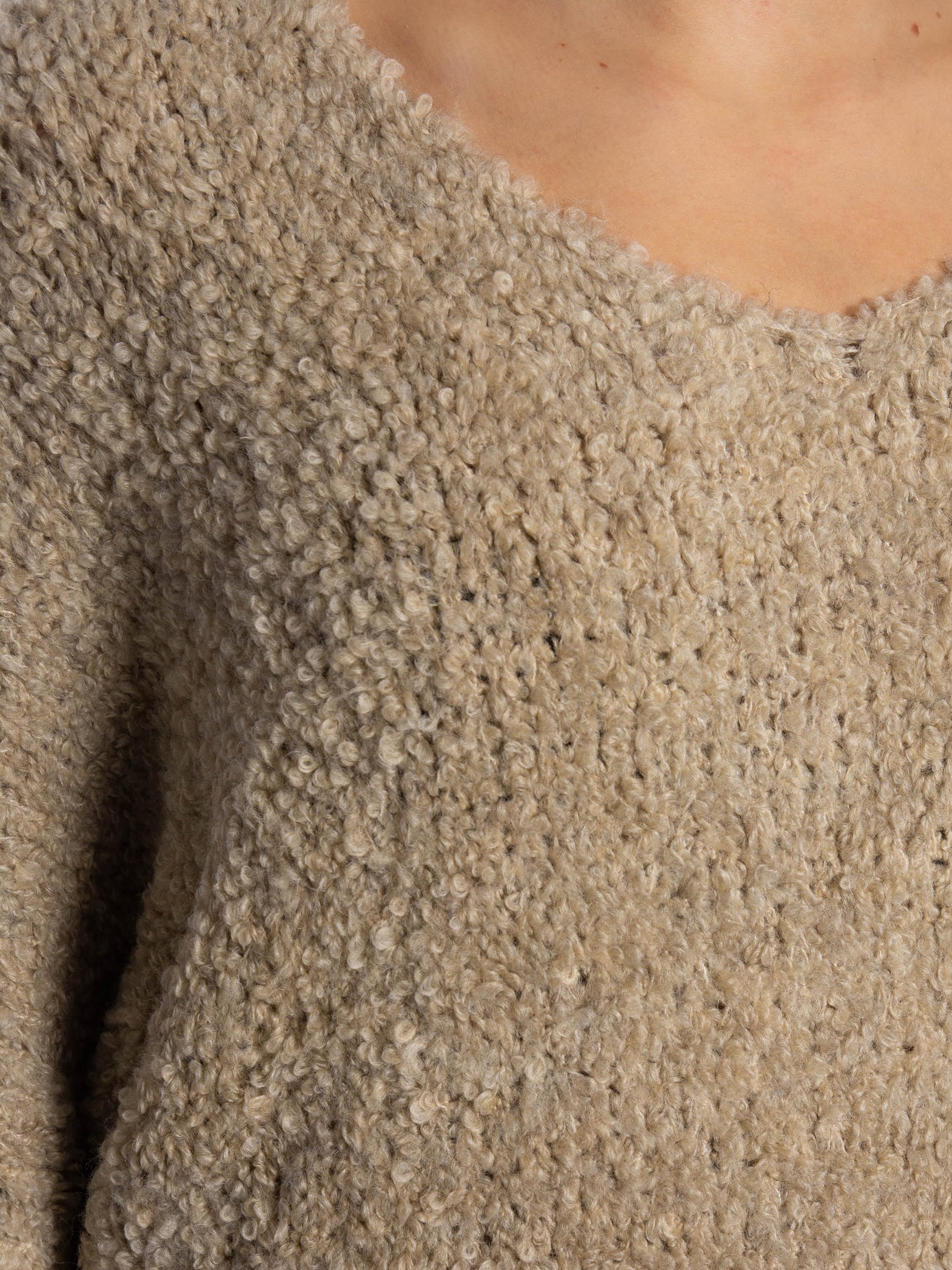 TOPP V-NECK TEDDY TAUPE_93427.jpg