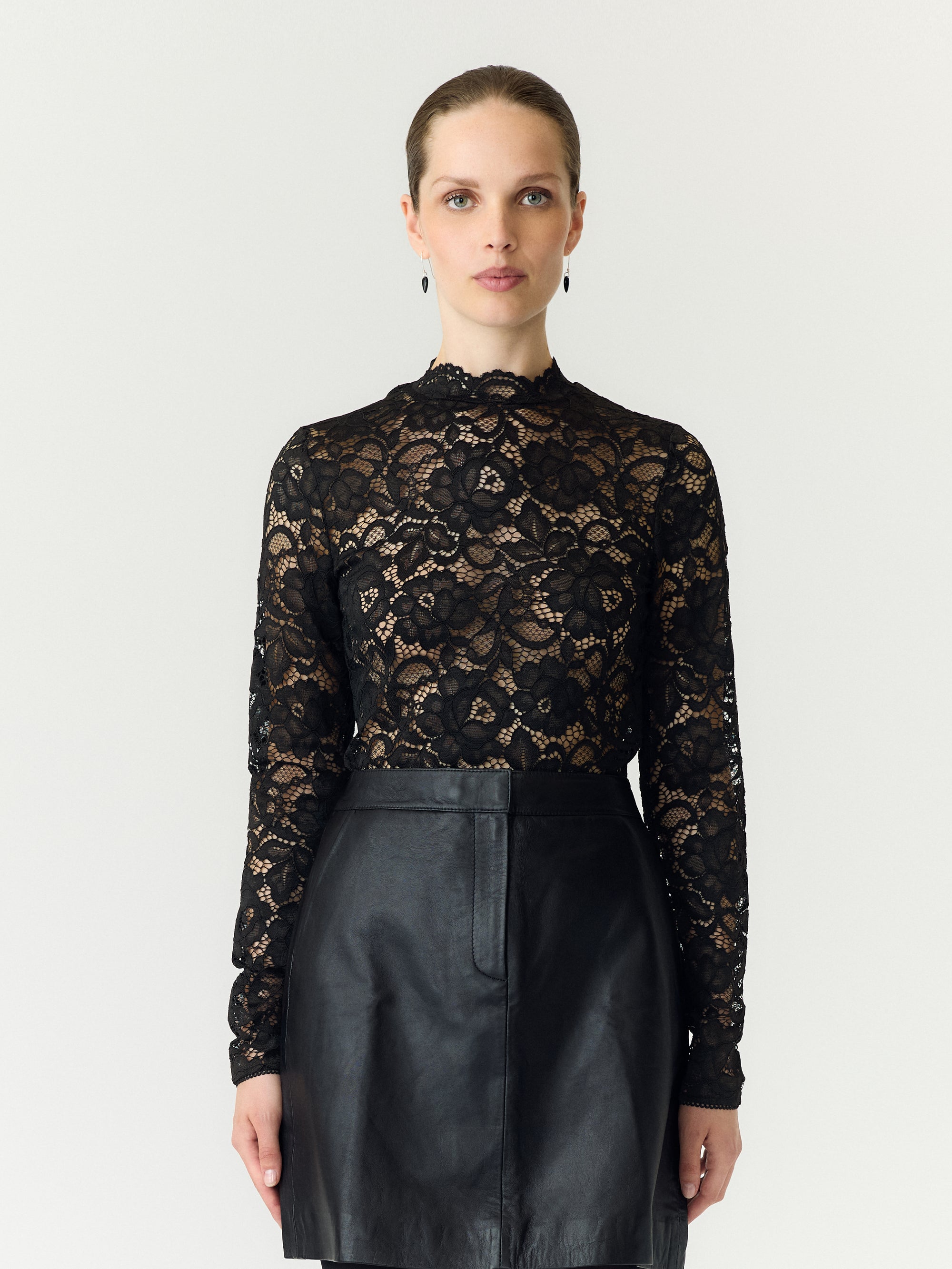 Y.A.S TOPP YASLACEY LS LACE NOOS BLACK_111527.jpg